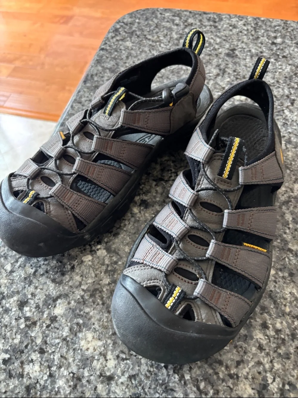 Keen Newport H2 Grey and Black Outdoor Closed-Toe Sandals 10.5 - Picture 3 of 7